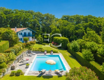                                                             Book a rental                                                             in Biarritz. Basque Coast. Villa Haritzaga.
                                                            16 people.                                                             8 bedrooms.                                                            